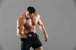 Photo gratuite portrait d'un bodybuilder masculin torse nu fort