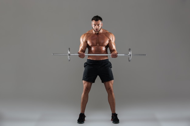 Portrait d'un bodybuilder masculin torse nu musclé et fort