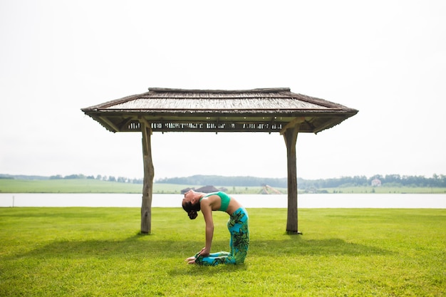 Portrait de bonheur jeune femme pratiquant le yoga à l'extérieur