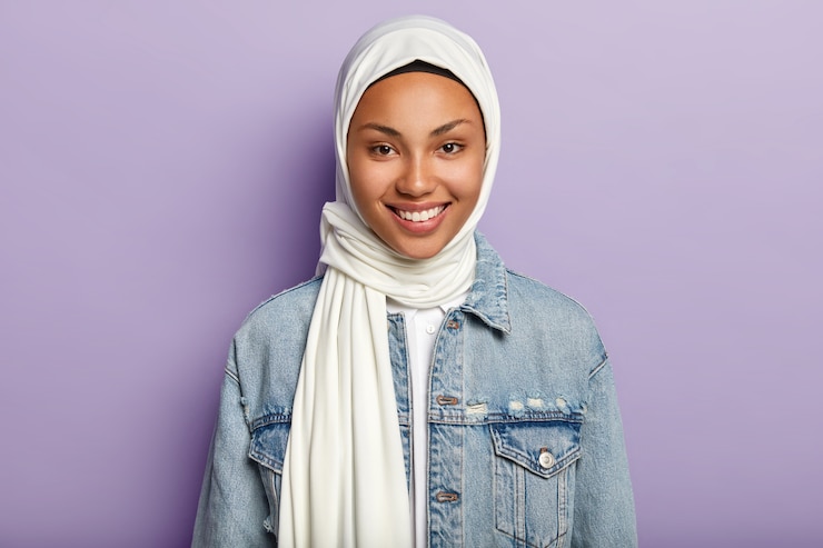 Photo gratuit portrait de bonne femme joyeuse a une vue islamique, sourit doucement à la caméra