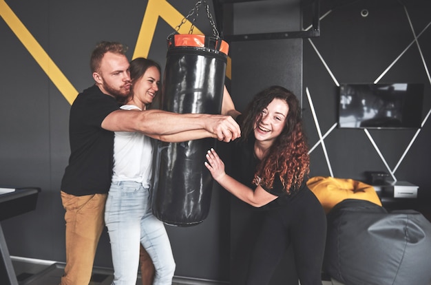 Portrait de boxeurs amusants vêtus de jeans et de t-shirts dans le centre de jeux.