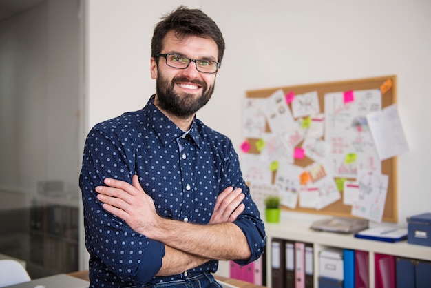 Portrait de cadre dans son intérieur de bureau