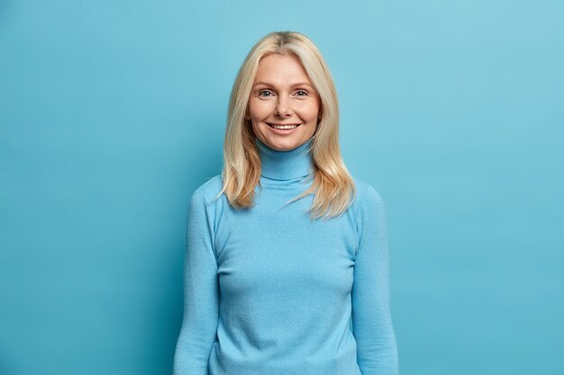 Portrait de charmante femme séduisante d'âge moyen aux cheveux blonds