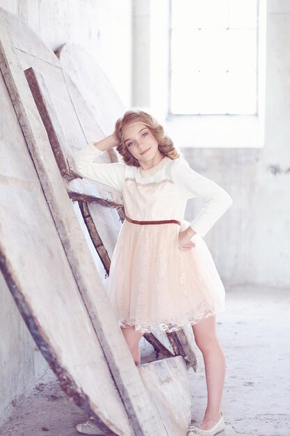 Portrait d'une charmante petite fille modèle posant dans un studio.