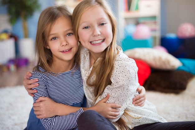 Portrait de charmantes soeurs blondes