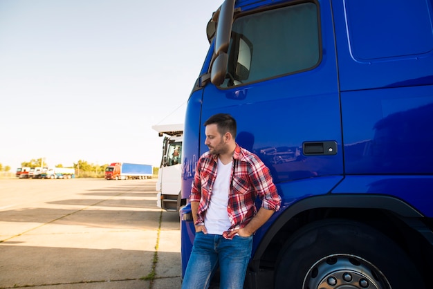 Photo gratuite portrait de chauffeur de camion professionnel debout près de son véhicule camion