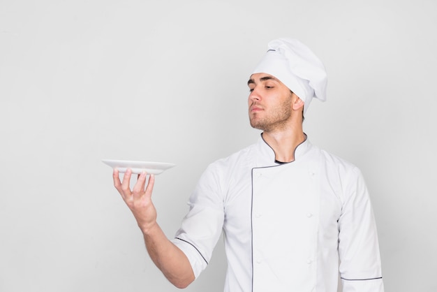 Portrait de chef avec assiette