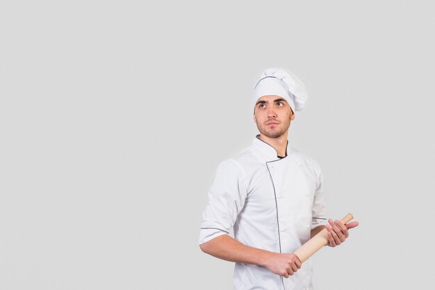 Portrait de chef avec rouleau à pâtisserie