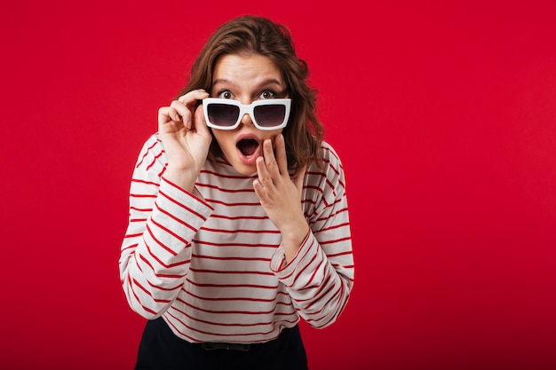 Portrait, choqué, femme, lunettes soleil