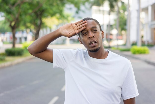 Portrait de citoyen fatigué épuisé après le matin le jogging dans la rue.