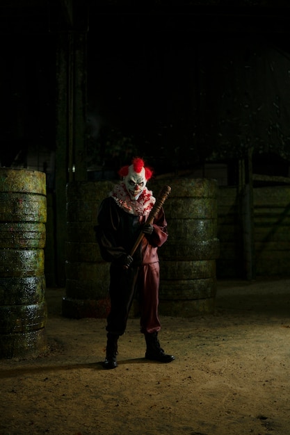 Photo gratuite portrait de clown effrayant avec une ambiance intimidante