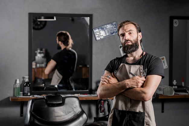 Portrait d&#39;un coiffeur masculin avec bras croisés