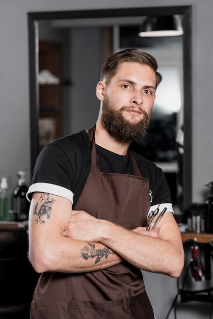 Portrait d&#39;un coiffeur masculin avec des ciseaux