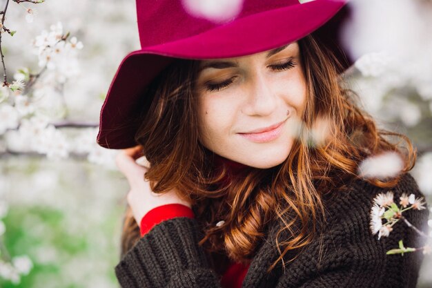 Portrait coloré de femme étonnante en chapeau rouge