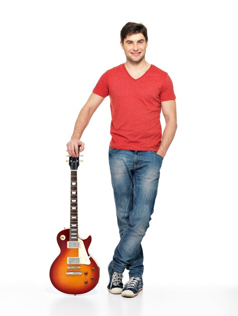 Portrait complet de bel homme avec guitare électrique, isoler sur blanc