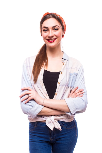 Portrait complet du corps de la belle jeune femme souriante heureuse, sur fond blanc