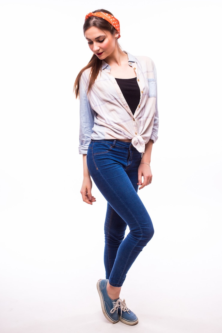 Photo gratuit portrait complet du corps de la belle jeune femme souriante heureuse, sur fond blanc