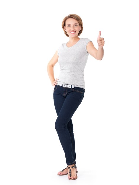 Portrait complet d'une femme heureuse adulte avec le pouce en l'air signe sur blanc