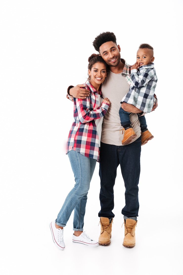 Photo gratuit portrait complet d'une jeune famille africaine heureuse