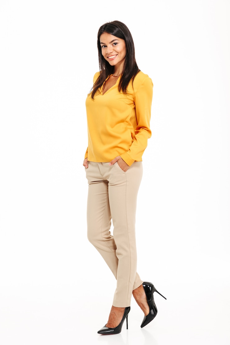 Photo gratuit portrait complet d'une jeune femme souriante