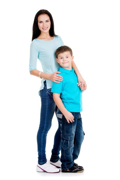 Portrait complet d'une jeune mère heureuse avec son fils. Isolé sur blanc