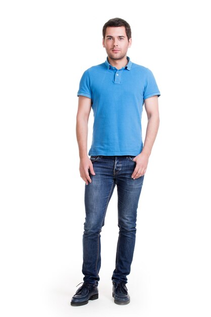 Portrait complet de sourire heureux bel homme en t-shirt bleu