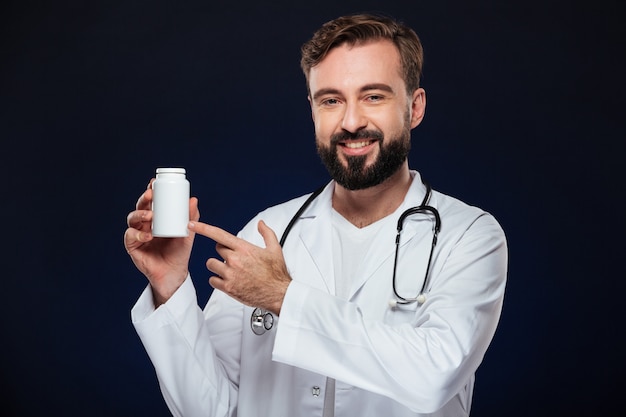 Portrait, confiant, mâle, docteur, habillé, uniforme