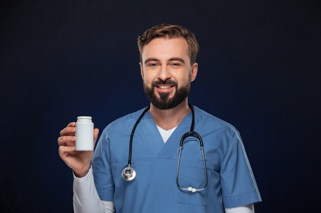 Portrait, confiant, mâle, docteur, habillé, uniforme