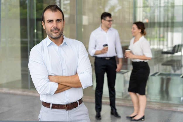 Portrait, de, confiant, mi adulte, chef, debout, à, bras croisés