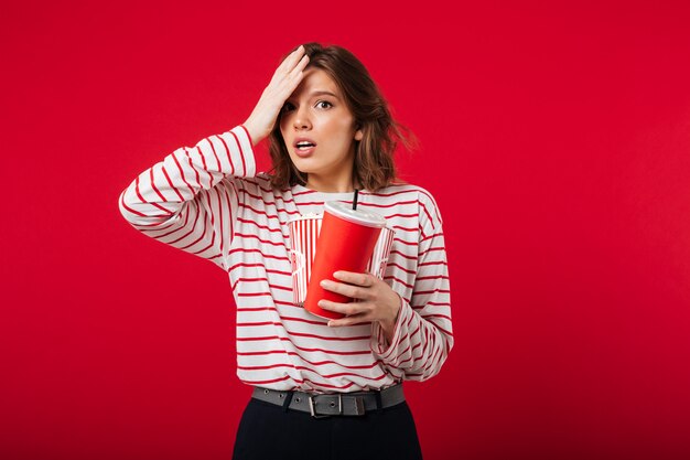 Portrait, confus, femme, tenue, pop-corn