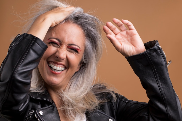 Photo gratuit portrait de cool femme plus âgée en blouson de cuir