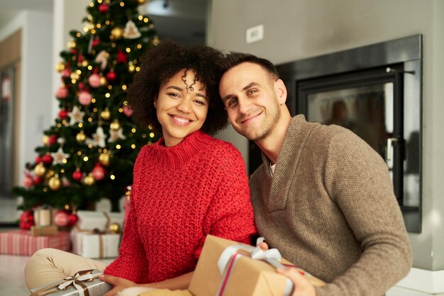 Portrait de couple affectueux prêt pour Noël