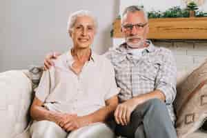 Photo gratuite portrait d'un couple d'amoureux âgé assis sur un canapé