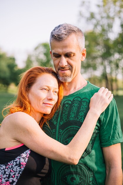 Portrait de couple d'amoureux dans le parc