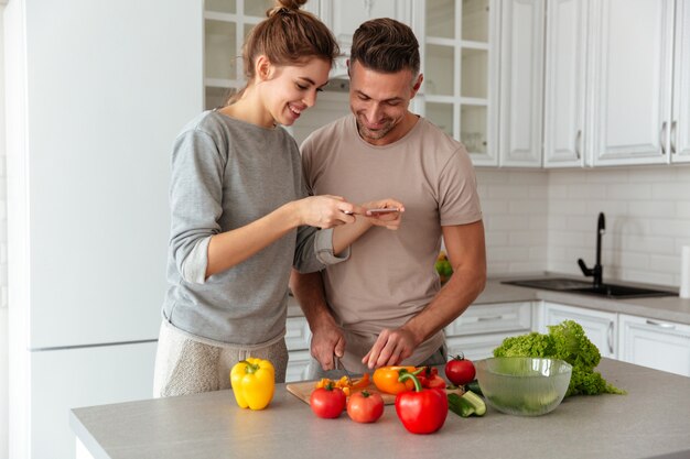 Portrait d'un couple d'amoureux heureux cuisiner ensemble la salade