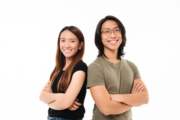 Portrait d'un couple asiatique attrayant heureux permanent