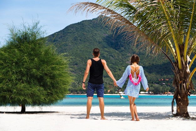 Photo gratuite portrait de couple assez romantique s'amuser dans les îles tropicales