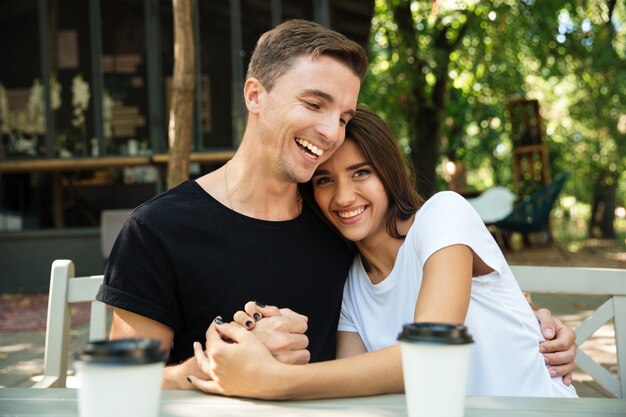 Portrait d'un couple attrayant joyeux, boire du café