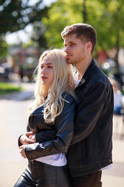 Portrait de couple au parc un homme étreignant sa petite amie Photo de haute qualité