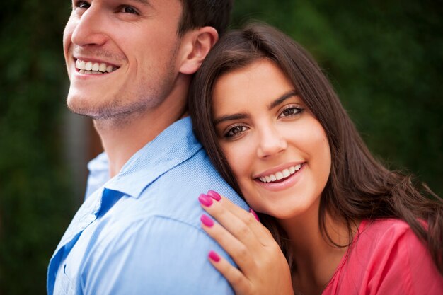 Portrait de couple beau et souriant