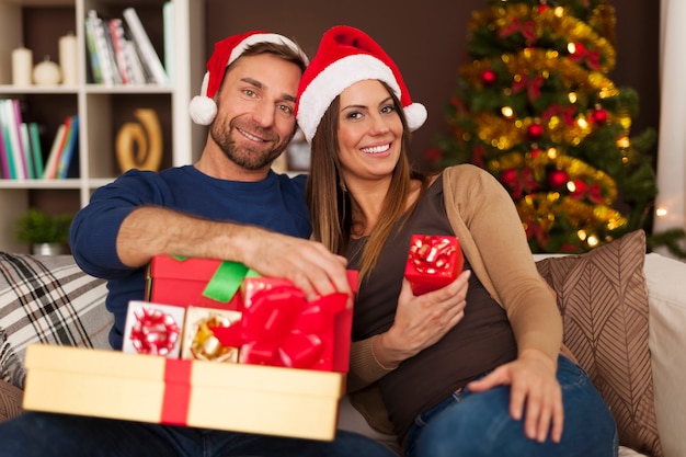 Portrait de couple sur canapé au moment de Noël