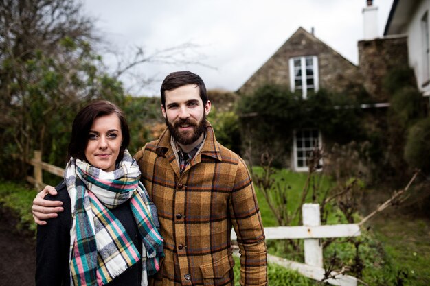 Portrait, couple, debout, bras croisés