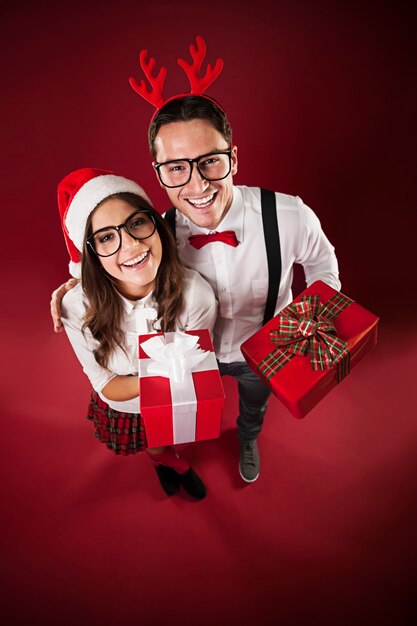 Portrait de couple drôle avec cadeau de Noël