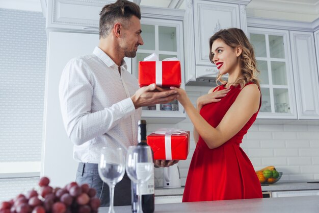 Portrait d'un couple habillé assez intelligent aimant