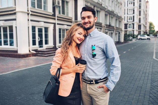 Portrait couple heureux étreignant dans le quartier britannique.