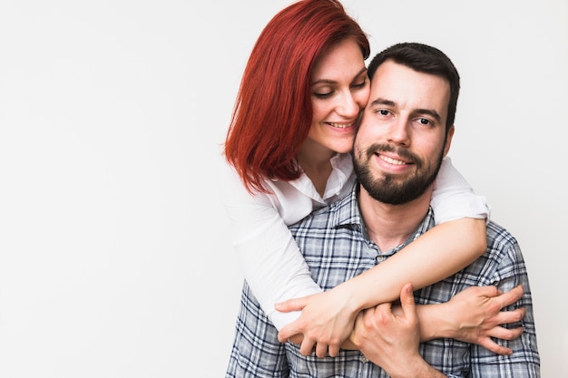 Portrait d&#39;un couple heureux sur fond blanc