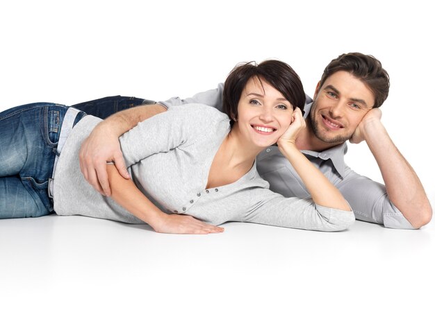 Portrait de couple heureux. Homme séduisant et femme ludique.