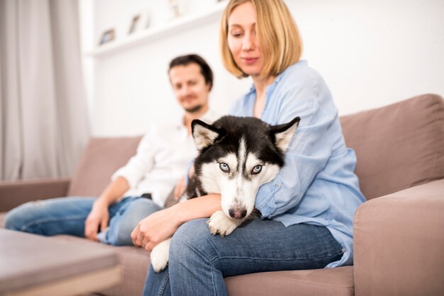 Portrait de couple heureux à la maison avec chien