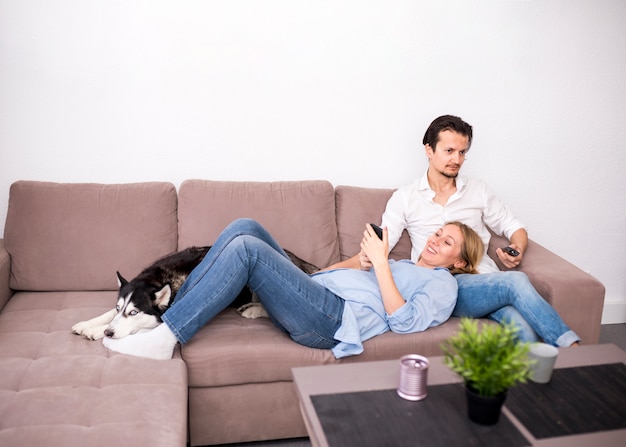 Portrait de couple heureux à la maison