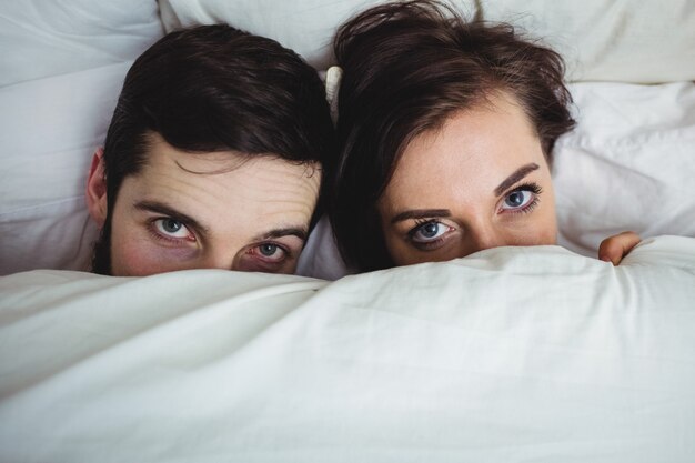 Portrait de couple heureux s'amuser dans la chambre